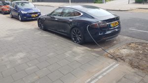 Opladen elektrische auto via kabelgoottegel